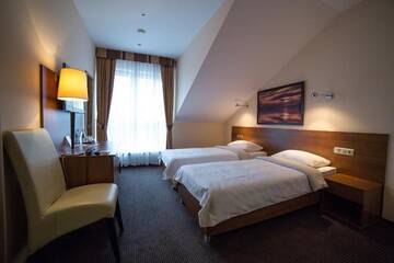 Фото номера Двухместный номер с 2 отдельными кроватями Отель Hotel Sokołowska Airport Modlin г. Новы-Двур-Мазовецки 11