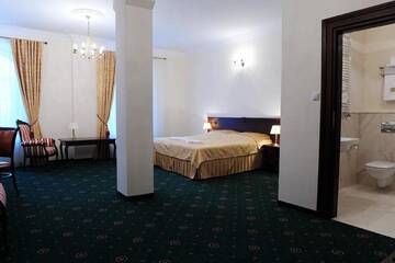 Фото номера Улучшенный номер с кроватью размера «king-size» Отель Royal Hotel Modlin г. Новы-Двур-Мазовецки 6