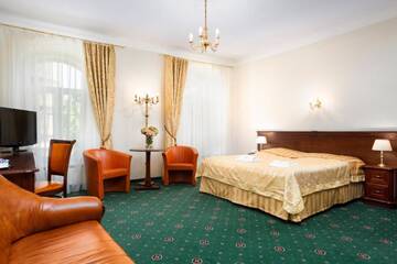 Фото номера Улучшенный номер с кроватью размера «king-size» Отель Royal Hotel Modlin г. Новы-Двур-Мазовецки 4
