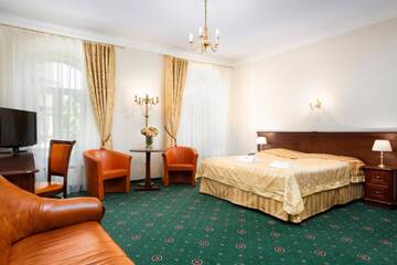 Фото номера Улучшенный номер с кроватью размера «king-size» Отель Royal Hotel Modlin г. Новы-Двур-Мазовецки 3